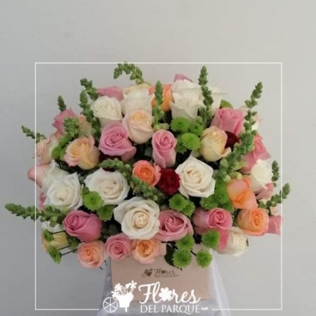 Arreglo de rosas colores variados con mini pompon verde