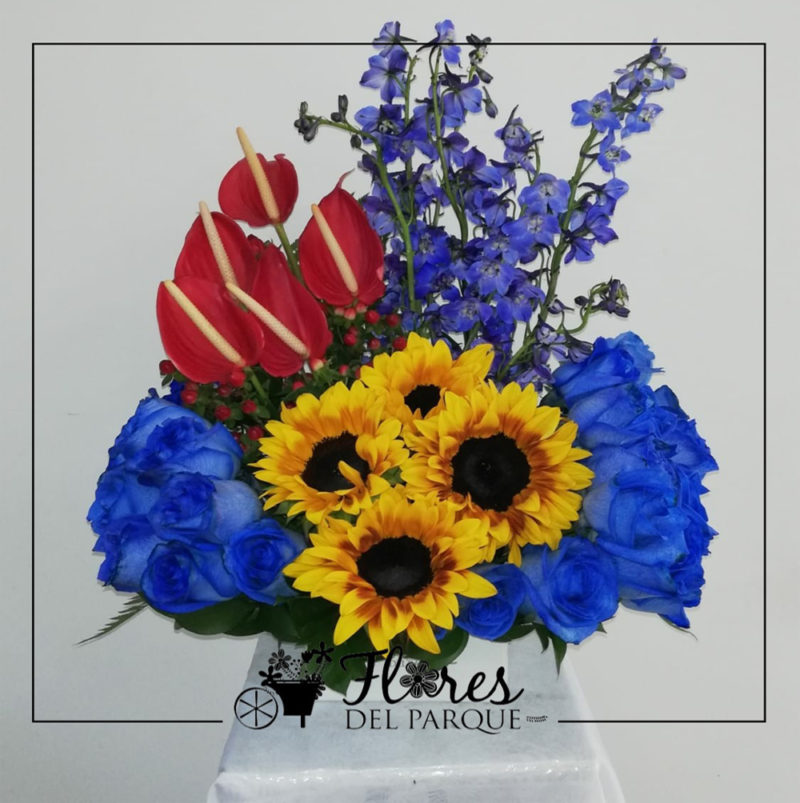 Arreglo con rosas azules, delfiniun, girasoles